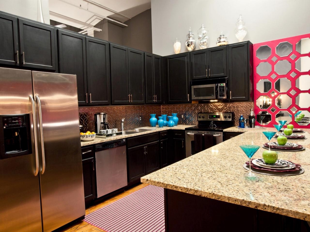 6 Decorating Ideas for Above Kitchen Cabinets - Reliable Remodeler
